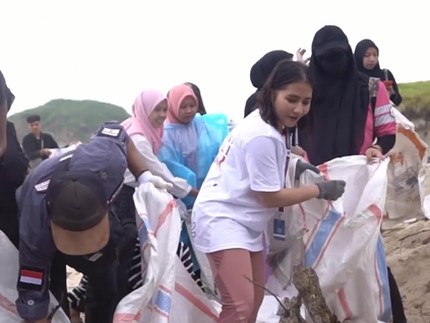 7 Potret Prilly Latuconsina Bersihkan Sampah di Pantai Lombok, Publik Figur Idaman