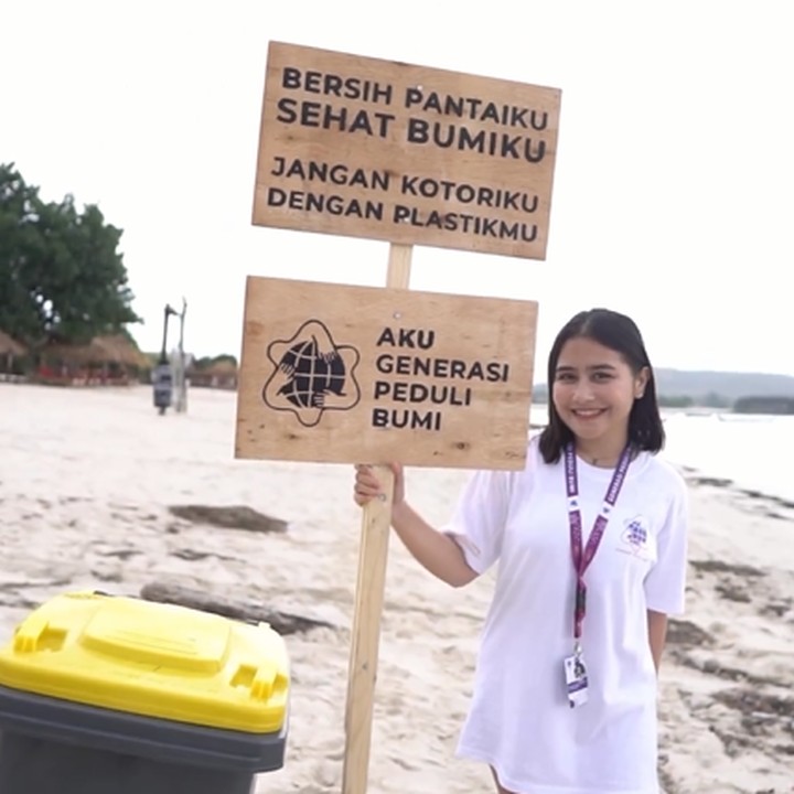 <p>Beberapa waktu yang lalu, Prilly Latuconsina melakukan aksi peduli lingkungan, Bunda. Bersama para volunteer lain, ia membersihkan sampah di area pantai. (Foto: Instagram @prillylatuconsina96)<br /><br /><br /></p>