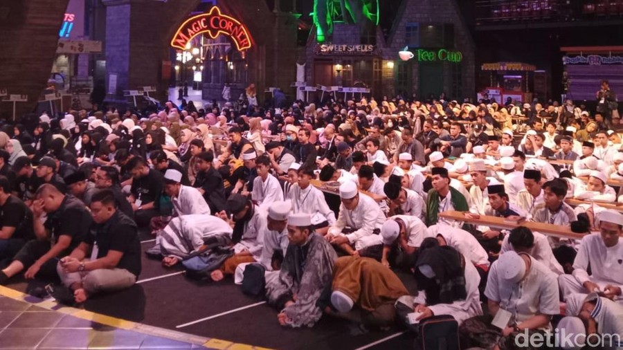 Ratusan santri dari berbagai wilayah di Jawa Barat ngabuburit di Trans Studio Bandung (TSB), Rabu (5/4/2023)