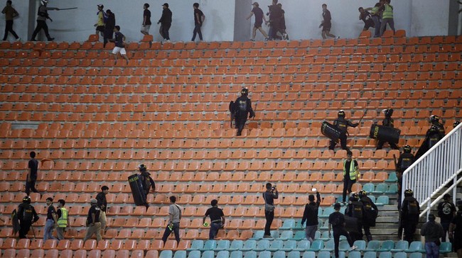 Kericuhan pecah usai laga PSS Sleman vs Bali United pada pertandingan Liga 1 di Stadion Maguwoharjo, Sleman, Jumat (3/11).