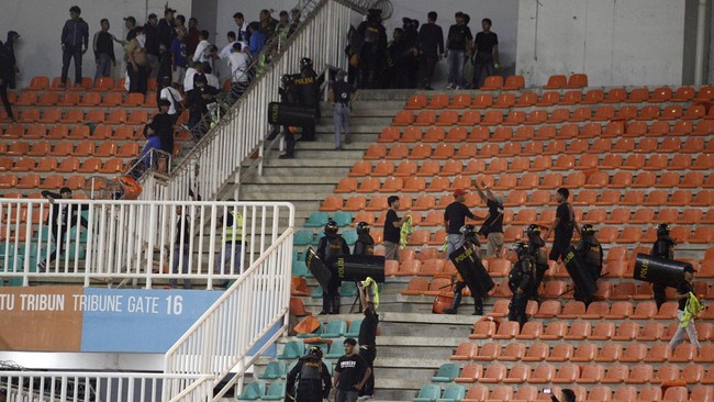Luis Milla sedih melihat keributan antara suporter Persib Bandung dan Persis Solo di sela pertandingan Liga 1 di Stadion Pakansari.