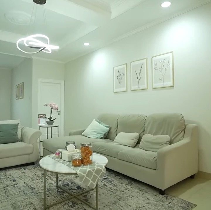 <p>Di lantai dua, Kiky Saputri juga memiliki area sofa untuk bersantai. "Di bawah buat ayah, ibu, dan adik. Kalau ini daerah kekuasaan saya," ucap Kiky. (Foto: YouTube Taulany TV)<br /><br /><br /></p>