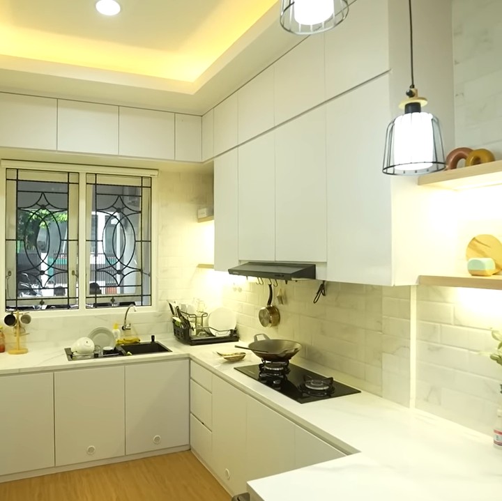 <p>Bagian dapur dan ruang makan menjadi tempat favorit Kiky. Ia sangat senang karena bisa menikmati masakan ibunda di sana. Dapur Kiky yang kini dilengkapi dengan perabotan mewah juga sempat bikin sang ayah bingung. "Mau pakai ini bingung, dulu enggak tahu. Tapi sekarang sudah diajarin semua," kata ayah Kiky Saputri, Aslih Nuro, di kanal <em>YouTube TRANS7 Lifestyle</em>. (Foto: YouTube Taulany TV)<br /><br /><br /></p>
