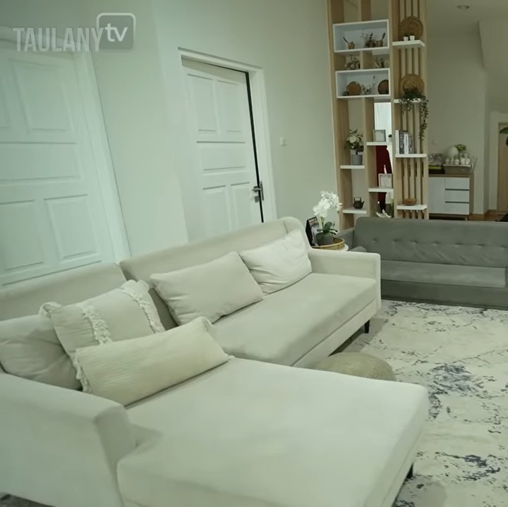<p>Rumah Kiky Saputri dirancang memakai bantuan desainer interior, Bunda. Kiky mengusung konsep rumah minimalis dengan sentuhan klasik. "Sebetulnya ingin minimalis, tapi pengen juga ada kayak sentuhan klasiknya sedikit," paparnya. (Foto: YouTube Taulany TV)<br /><br /><br /></p>