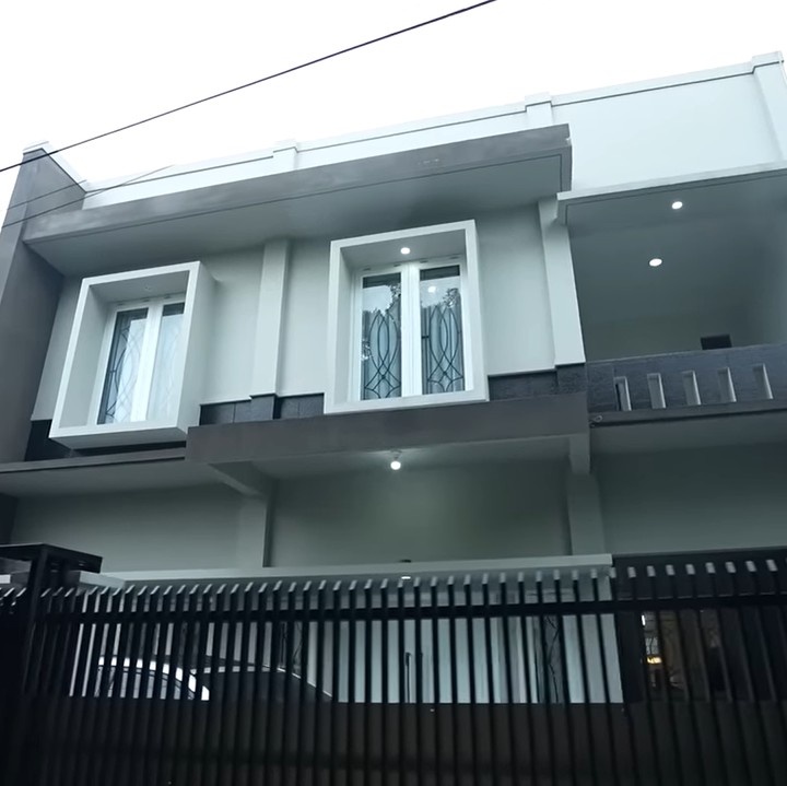 <p>Kiky Saputri memiliki sebuah rumah yang dibeli dari penghasilannya di dunia hiburan. Rumahnya terlihat megah meski terletak di tengah gang sempit, Bunda. (Foto: YouTube Taulany TV)<br /><br /><br /></p>