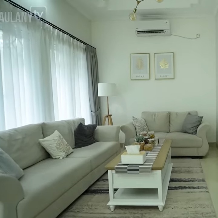 <p>Kiki bercerita, ia membeli rumah tersebut dalam keadaan sudah jadi. Namun setelah itu, ia melakukan renovasi secara bertahap selama enam bulan. "Alhamdulillah ini bisa nyicil dikit-dikit. Dahulu (beli) rumah jadi, cuma direnovasi lagi," kata Kiky. (Foto: YouTube Taulany TV)<br /><br /><br /></p>