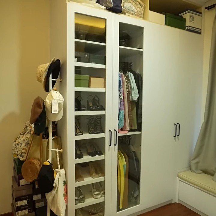 <p>Di sudut kamar, Kiky Saputri juga memiliki ruangan kecil yang digunakan sebagai walking closet. Ia menyimpan berbagai pakaian dan koleksi tas mewahnya di tempat itu. (Foto: YouTube Taulany TV)</p>