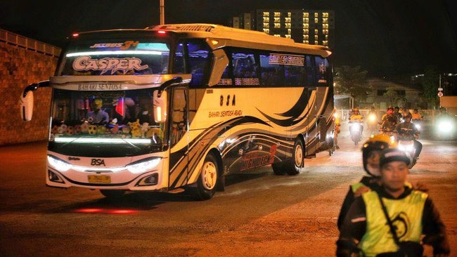 Suasana perdamaian terasa di Surabaya menjelang pertandingan Persebaya Surabaya melawan Persija Jakarta, di Stadion Gelora Joko Samudro, Gresik, Rabu (5/4).