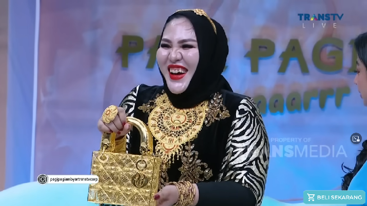 Sosok Mira Hayati yang membeli tas emas harga Rp 515 juta, viral di media sosial.