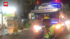 VIDEO: Momen Bonek Kawal Bus Pemain Persija Jelang Lawan Persebaya