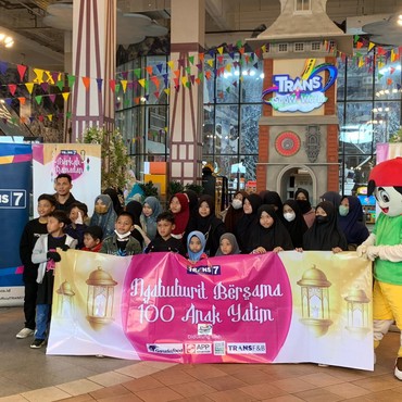 Trans7 Ajak 100 Anak Yatim Ngabuburit di Trans Snow World