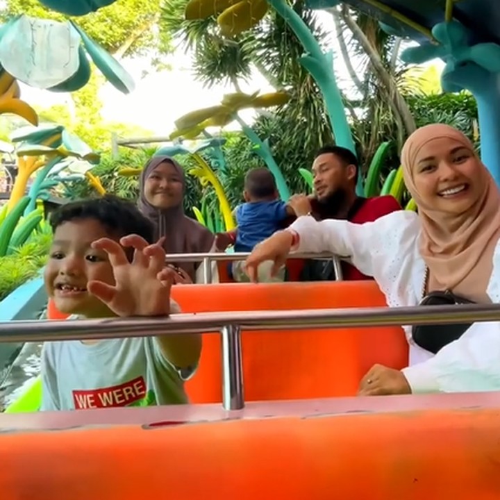 <p>Kini, Uki dan Metha hidup bersama ketiga buah hati. Mereka adalah Thameika Ghaniyah Maryam, Fatimah binti Mohammad Kautsar Hikmat. (Foto: Instagram @methayuna)<br /><br /><br /></p>