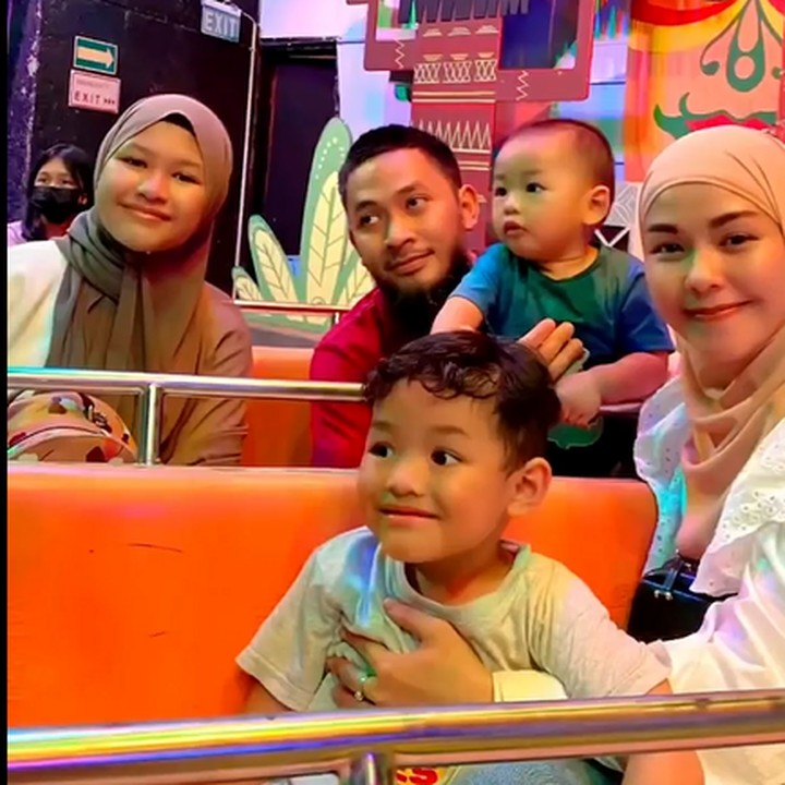 <p>Uki menikah dengan pesinetron Metha Yunatria sejak 2009. Setelah mundur dari dunia hiburan, Uki dan Metha hijrah dan lebih dekat dengan agama. (Foto: Instagram @methayuna)<br /><br /><br /></p>