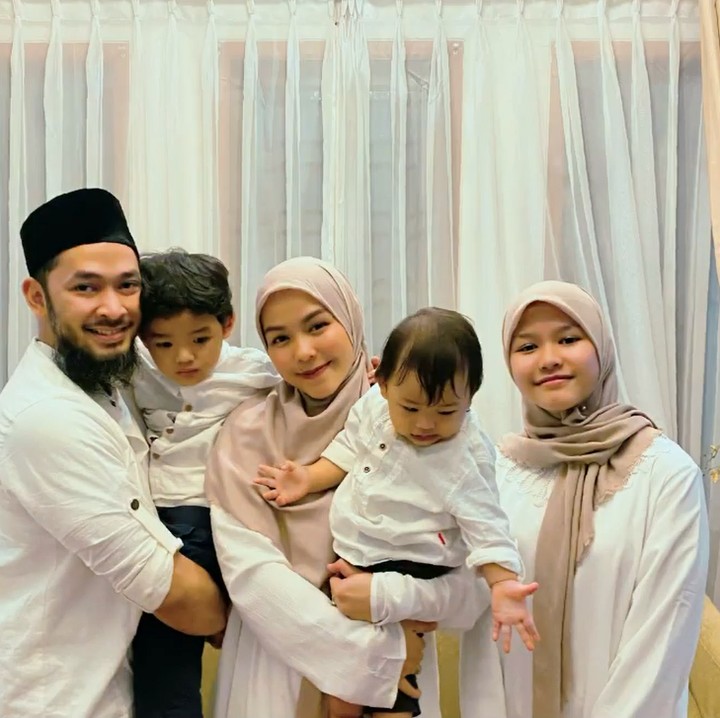 <p>Keluarga Uki dan Metha terlihat adem ya dengan tiga anak yang sudah besar. Kita doakan semoga keluarga Uki dan Metha selalu dilimpahi keberkahan, kesehatan, serta kebahagiaan, ya. (Foto: Instagram @methayuna)</p>