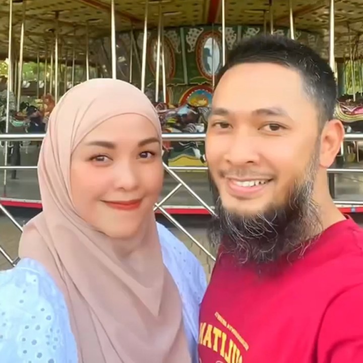<p>Kehidupan Uki eks NOAH kini jauh dari sorotan publik, Bunda. Pemilik nama lengkap Mohammad Kautsar Hikmat ini tak lagi sibuk di dunia hiburan setelah hijrah bersama sang istri, Metha Yunatria. (Foto: Instagram @methayuna)<br /><br /><br /></p>