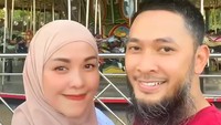 <p>Bunda ingat dengan Uki mantan gitaris NOAH? Sejak tak lagi sibuk dunia musik Tanah Air, kehidupan pemilik nama lengkap Mohammad Kautsar Hikmat ini sudah jarang tersorot media. (Foto: Instagram @methayuna)<br /><br /><br /></p>