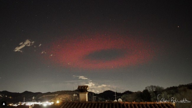 Warga mengabadikan 'donat' merah besar di langit malam Italia. Fenomana apa itu sebenarnya?