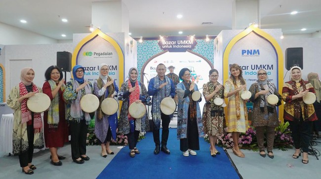 Pegadaian bersama PNM menggelar Bazar UMKM Untuk Indonesia untuk memfasilitasi para pelaku UMKM naik kelas dan produk-produknya semakin dikenal luas masyarakat.