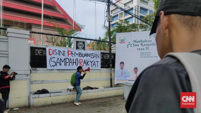 Massa mahasiswa yang tergabung dalam Aliansi Mahasiswa Makassar berunjuk rasa menolak Perppu Ciptaker yang telah disahkan jadi undang-undang.