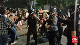 Demo Tolak UU Ciptaker di Makassar Bentrok, Satu Ditangkap