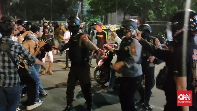 Aksi unjuk rasa menolak UU Ciptaker oleh Aliansi Pemuda Mahasiswa Kabupaten Bulukumba, Sulawesi Selatan (Sulsel) berakhir bentrok.
