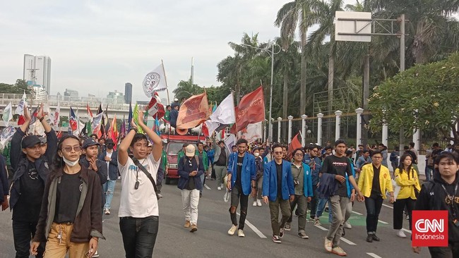 Berdasarkan pantauan, massa mahasiswa tolak UU Ciptaker berlangsung di depan DPR sejak sekitar pukul 16.00 WIB, Kamis (6/4).