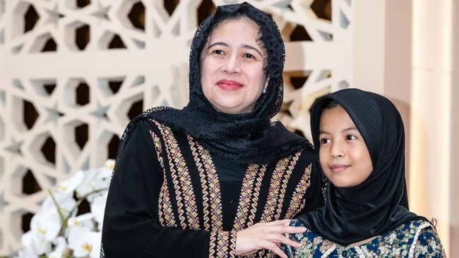 Ketua DPR Puan Maharani memberikan santunan kepada anak yatim piatu di Masjid At-Taufiq, Lenteng Agung, Jakarta Selatan pada Rabu (5/4).