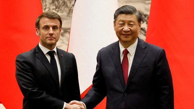 Presiden Prancis, Emmanuel Macron, bertemu dengan Presiden China, Xi Jinping, pada Kamis (6/4). Macron meminta Xi membujuk Rusia mengakhiri perang di Ukraina.