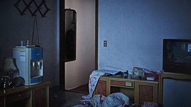 Sinopsis Marui Video, sekelompok orang telusuri video bukti pembunuhan yang sangat brutal dan dijauhkan dari publik bertahun-tahun.
