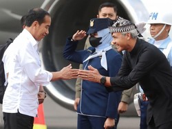 Momen Ganjar Pranowo Sambut Jokowi Pakai Baju Samin di Solo