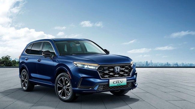 Honda CR-V e:PHEV mampu menempuh jarak 62,5 km dengan 1 liter BBM, sedangkan motor terlaris di Indonesia, Honda Beat, iritnya cuma 60,6 km per liter.