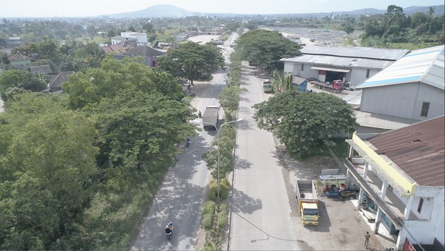 Menurut penuturan warga sekitar, kerap terjadi kecelakaan di Jalur Lingkar Selatan menuju pelabuhan karena minimnya penerangan jalan.