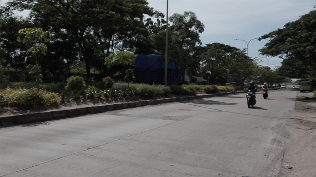 CNNIndonesia.com melakukan penyusuran dan pemantauan mengenai kesiapan jalur menuju Pelabuhan Ciwandan di Cilegon yang akan dipakai untuk pemudik sepeda motor.