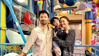 <p>Whulandary Herman pernah meramaikan dunia hiburan di awal 2000-an. Ia debut sebagai model dan sukses melebarkan karier hingga ke mancanegara. Sempat terjun ke dunia akting, kini ia vakum dan menjalani peran sebagai istri sekaligus Bunda. (Foto: Instagram @whulandary)</p>