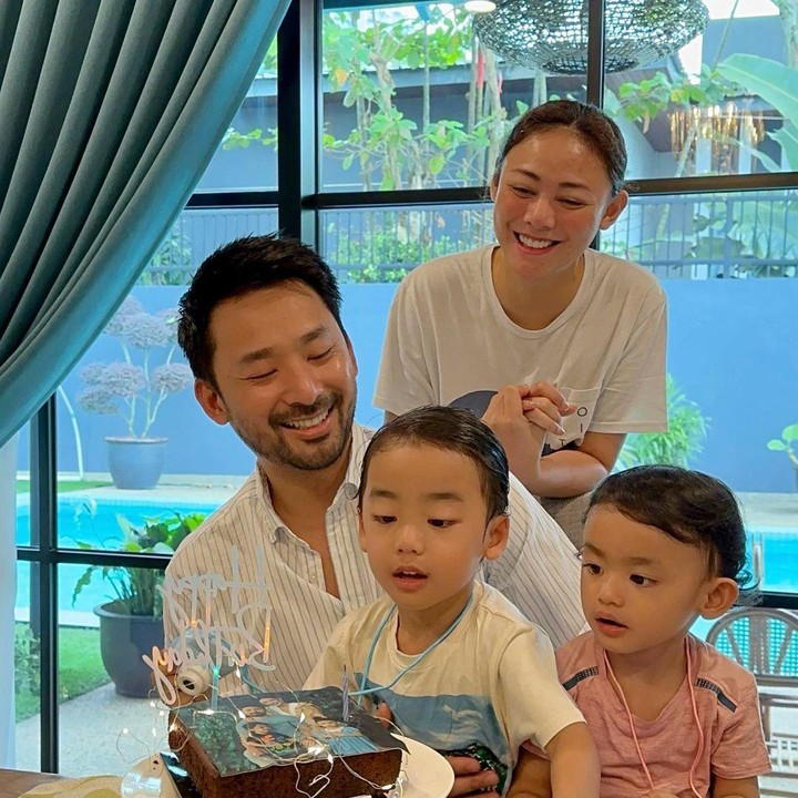 <p>Sejak membangun rumah tangga, Whulanary kini menjalani kehidupan di Malaysia bersama suami dan kedua anaknya. Saat ini ia sibuk momong anak karena mereka sudah bersekolah. (Foto: Instagram @whulandary)</p>