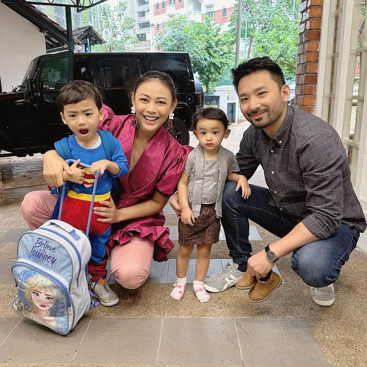 <p>Whulandary juga membagikan momen ketika mendandani kedua anaknya dengan kostum untuk perayaan di sekolah. "MashaAllah Tabarakallah nganterin Superman dan Kartini ke sekolah, <em>enjoy your day</em> nak," ucapnya. (Foto: Instagram @whulandary)</p>