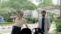 <p>Tak lupa, Whulandary juga sering mengajak Zayn dan Amilie pergi jalan-jalan bersama ayah mereka. Ia sangat menikmati perannya sebagai Bunda hingga ingin menambah momongan, nih. "Sudah mulai nyaman dengan sepasang belahan jiwa Ini, a[akah perlu menambah 1 anak lagi? Menurut teman-teman apa Kelebihan jika kita punya 3 anak? Atau 2 saja cukup? Kok galau yaa," ungkapnya. (Foto: Instagram @whulandary)</p>