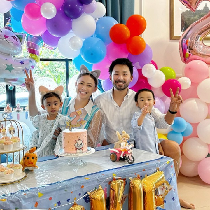 <p>Whulandary dan suaminya juga selalu merayakan momen penting di rumah tangga mereka, termasuk ulang tahun anak-anak. Keduanya selalu berusaha merayakannya meski hanya dari rumah. (Foto: Instagram @whulandary)</p>