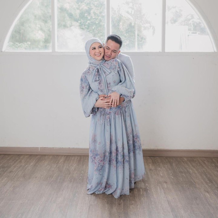<p>Dalam satu potret, Adhi tampak memberikan back hug untuk istrinya. Tangan Adhi terlihat memegang perut Kesha yang sudah tampak besar. (Foto: Instagram @kesharatuliu05)</p>