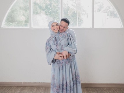 7 Maternity Shoot Kehamilan Kedua Kesha Ratuliu, Romantis Pose Bareng Suami