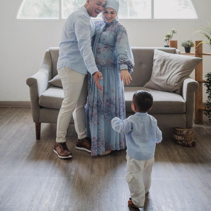 <p>Kesha tak sendiri. Ia ditemani suami dan anak pertamanya selama pengambilan gambar maternity shoot. Ketiganya kompak mengenakan pakaian berwarna biru muda. (Foto: Instagram @kesharatuliu05)</p>