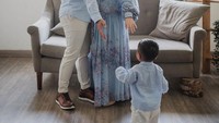 <p>Kesha tak sendiri. Ia ditemani suami dan anak pertamanya selama pengambilan gambar maternity shoot. Ketiganya kompak mengenakan pakaian berwarna biru muda. (Foto: Instagram @kesharatuliu05)</p>