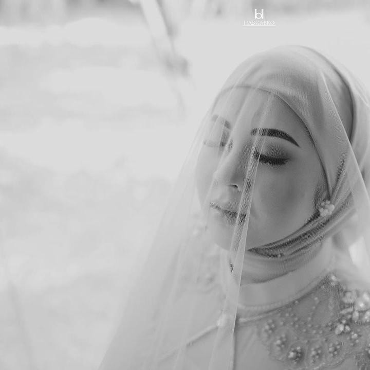 <p>Kesha juga membagikan potret hitam putih maternity shoot-nya. Dalam potret itu, Kesha terlihat sangat tenang dan damai. (Foto: Instagram @kesharatuliu05)</p>