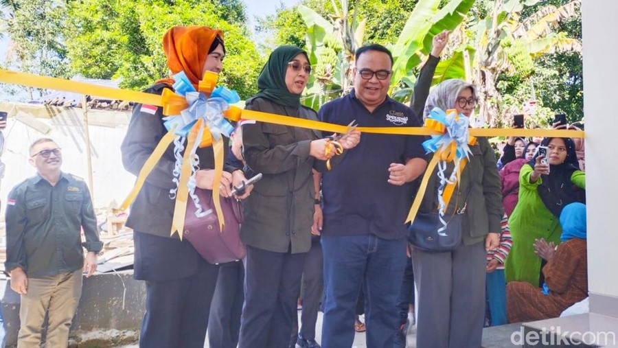 Ketua CT ARSA Foundation Anita Ratnasari Tanjung resmikan bantuan masjid untuk korban gempa Cianjur.