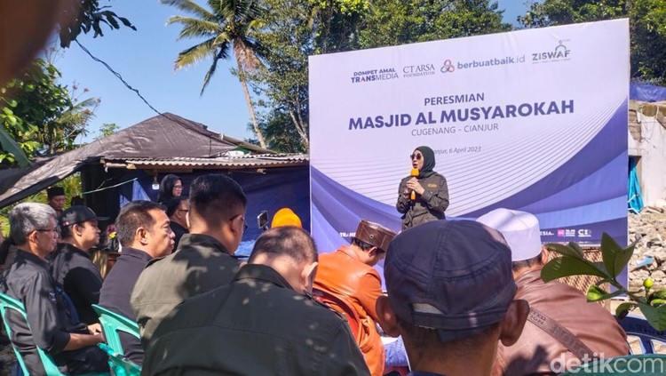 Ketua CT ARSA Foundation Anita Ratnasari Tanjung resmikan bantuan masjid untuk korban gempa Cianjur.