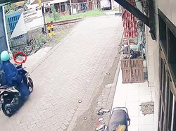 Rekaman CCTV Ungkap Detik-detik Biker Perempuan Tertabrak KA di Sidoarjo