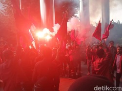 Demo di Depan KPK Ricuh, Massa Mahasiswa Ngotot Ketemu Firli Bahuri