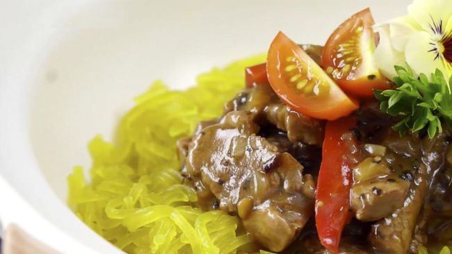 Kuning, kenyal, dan licin memang ciri khas mi glosor. Mi berwarna kuning ini acap kali jadi hidangan khas yang paling diburu saat bulan Ramadhan tiba.
