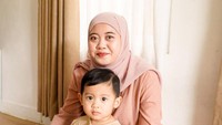 <p>Musdalifah pertama kali mengumumkan kabar kehamilan keduanya pada awal Januari lalu. Ia membagikan potretnya bersama anak pertamanya, Daffa, yang kini sudah berusia 2 tahun. (Foto: Instagram @musdalifahbasri)</p>