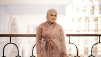 <p>Belum lama ini, Musdalifah mengunggah potret cantiknya yang mengenakan baju kebaya saat hamil anak kedua. Potret ini diambil saat ia menghadiri pernikahan Kiky Saputri. (Foto: Instagram @musdalifahbasri)</p>